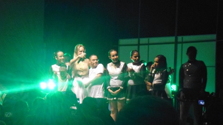 “Concierto – Athenas: Cielo abierto, cantando para Dios –”